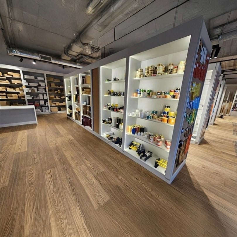 Showroom mit Geschenkverpackungen und Dekoration