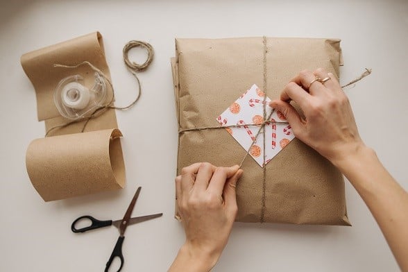 Geschenke ohne Karton in Papier verpacken