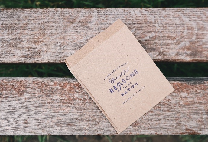 Eine kleine Geschenktüte aus Packpapier falten
