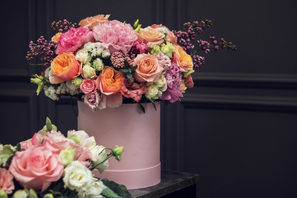 Eine Flowerbox vorbereiten: Blumen in einer Geschenkbox arrangieren