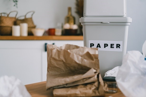 Packpapier und Geschenkpapier nach der Nutzung richtig trennen