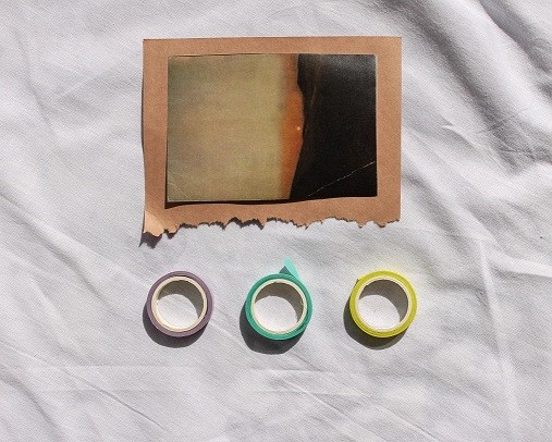 Klebeband von Papier und Karton vorsichtig ablösen