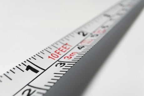 Einen Karton richtig messen: Innenmaße, Außenmaße und Polsterraum