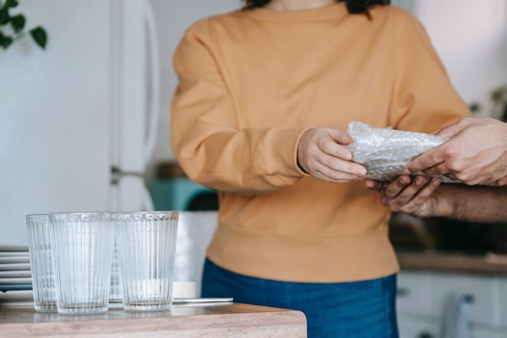 Glas mit Luftpolsterfolie verpacken: einzeln schützen und im Karton fixieren