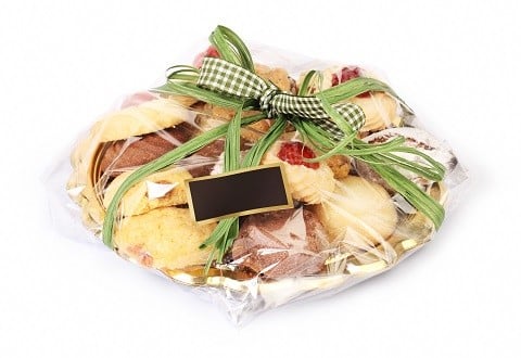 Einen Geschenkkorb in transparente Folie verpacken