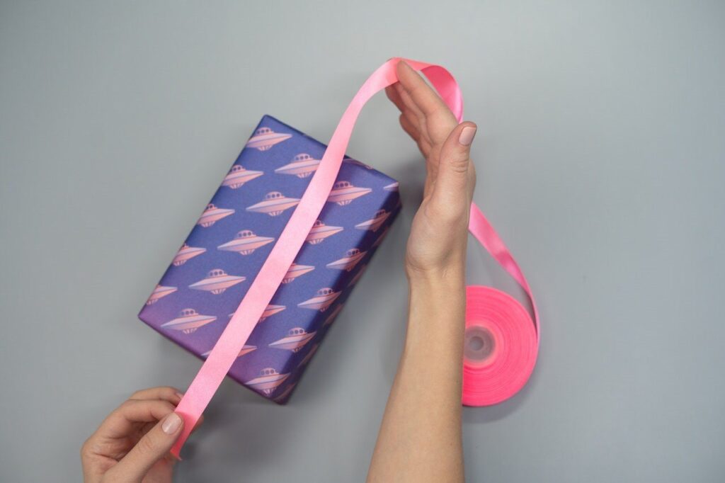 Geschenkbox dekorieren: persönliche Ideen mit Papier und Bändern