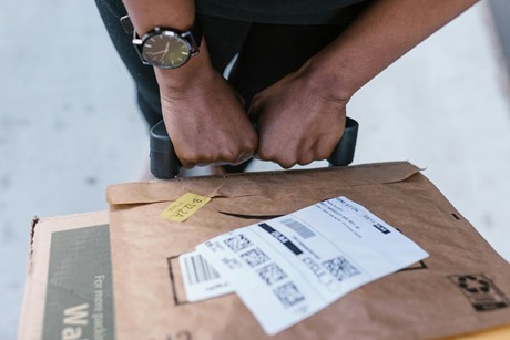 Versandtaschen auswählen: Schutz, Format und Verschluss