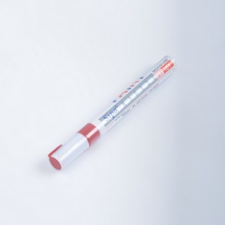 Schreibtisch mit Farbe SP101 Medium, Ölmarker rot 1-3 mm