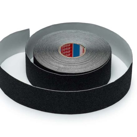 Rutschfestes Klebeband TESA 50mm x 15m schwarz auf der Treppe